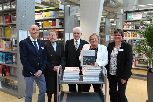 Freude bei der Übergabe der Düsseldorfer Buchreihe: Michael Uwe Möbius, Leiter der Hochschulbibliothek (v.l.n.r.), Marianne Küffner, die in Vertretung für ihren Mann Hatto zusammen mit Edmund Spohr die 15-bändige Ausgabe ihrer Buchreihe an die Präsidentin der Hochschule Düsseldorf, Prof. Dr. Brigitte Grass, überreichte und Elke Reher von der Hochschulbibliothek. Foto: Otto Schumacher 